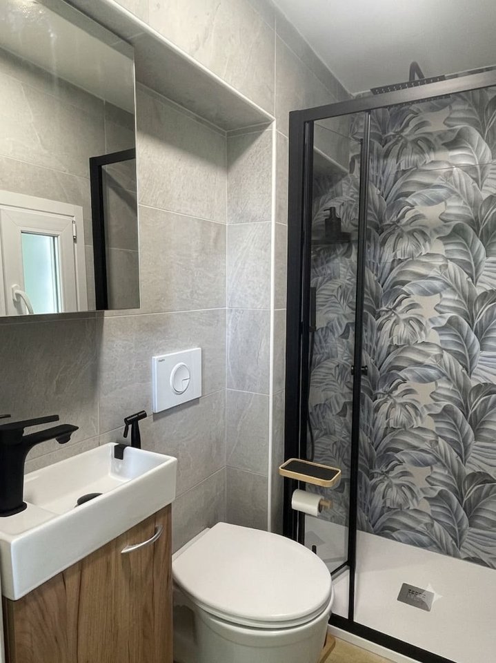 Bagno con doccia e finiture moderne - alloggio Subiaco