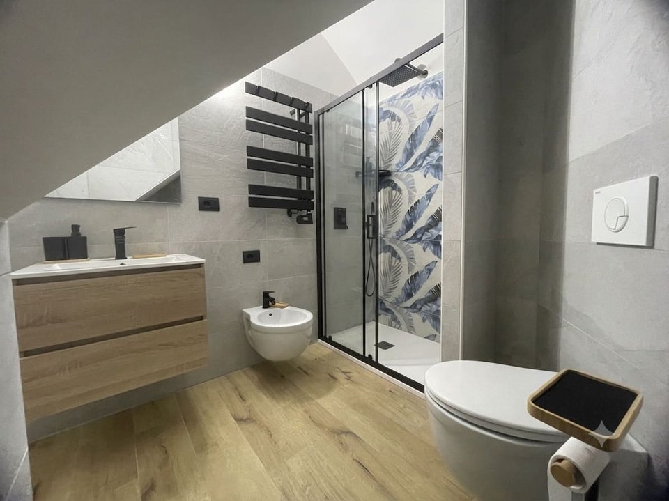 Bagno con doccia e rivestimento tropicale - alloggio Subiaco
