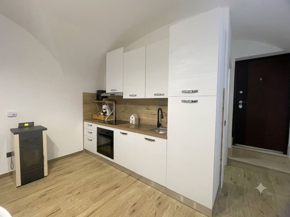 Cucina attrezzata con stufa a pellet - alloggio turistico Subiaco