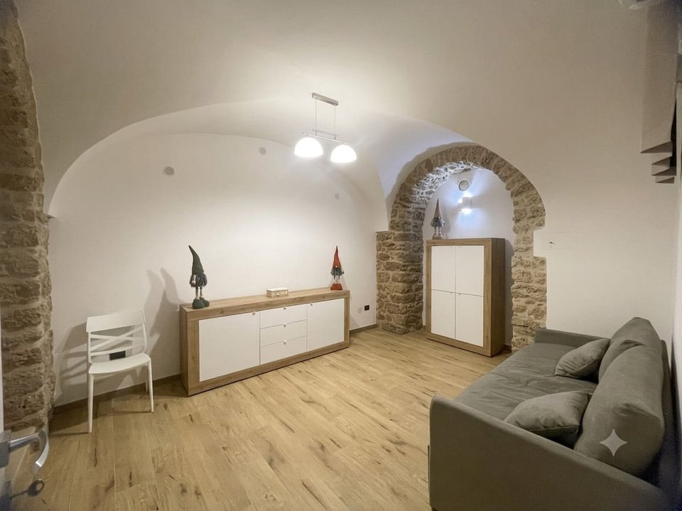 Salone con arco in pietra e volte - alloggio turistico Subiaco