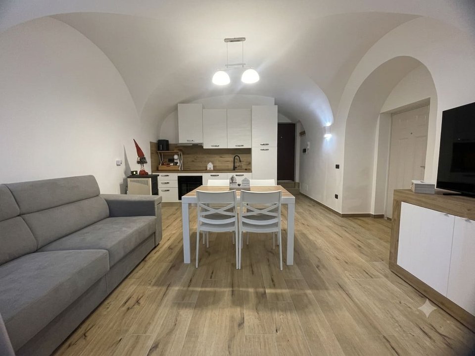 Salone con cucina attrezzata e volte in pietra - alloggio turistico a Subiaco