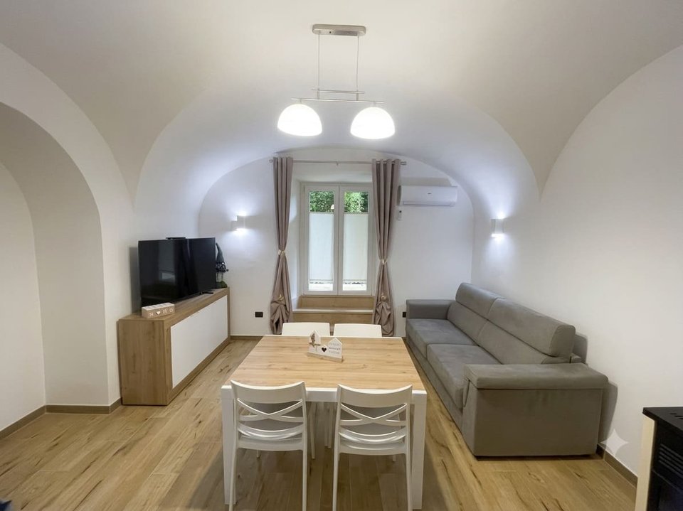 Vista panoramica del salone con volte bianche - alloggio turistico Subiaco